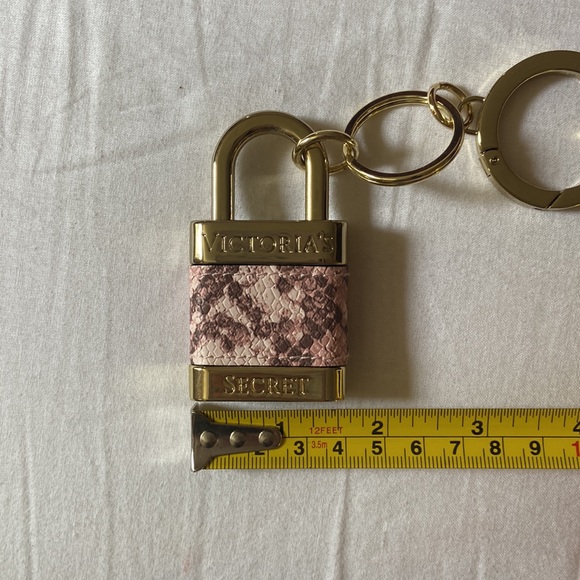 VICTORIA SECRET Pink Lock Keychain - Picture 6 of 6